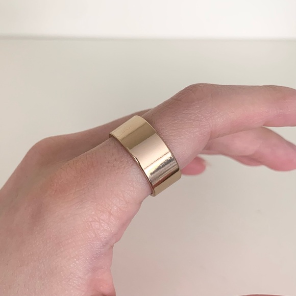 Thick gold band ring comes in a pouch - Picture 10 of 12